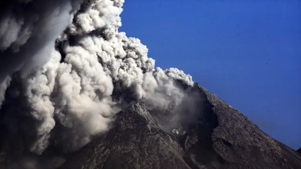 Planina Merapi izbacuje vulkanski pepeo