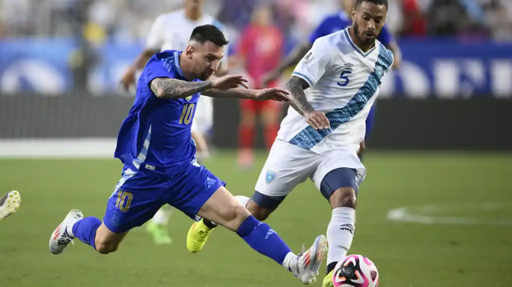 Mesi postigao dva gola u povratku u postavu Argentine u pobedi od 4-1 nad Gvatemalom