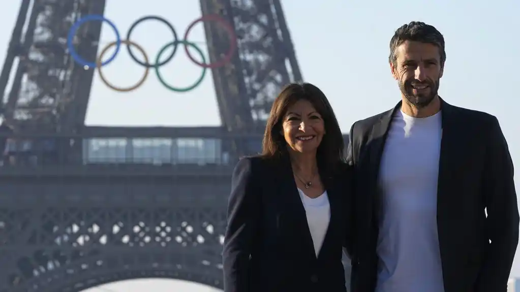 Organizatori Olimpijskih igara u Parizu otkrivaju pet olimpijskih prstenova postavljenih na Ajfelovu kulu