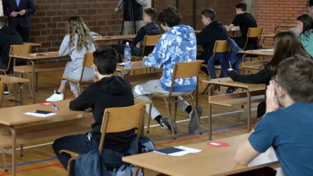 Mali maturanti u Srbiji danas polažu završni ispit iz matematike
