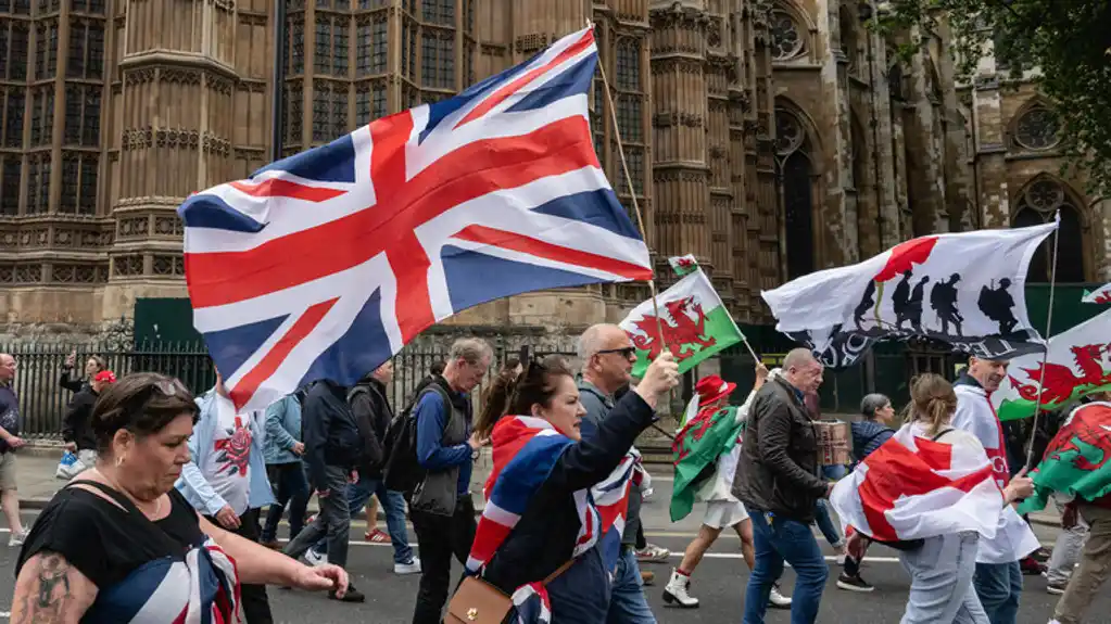 Miting demonstranata u Londonu u znak podrške Trampu