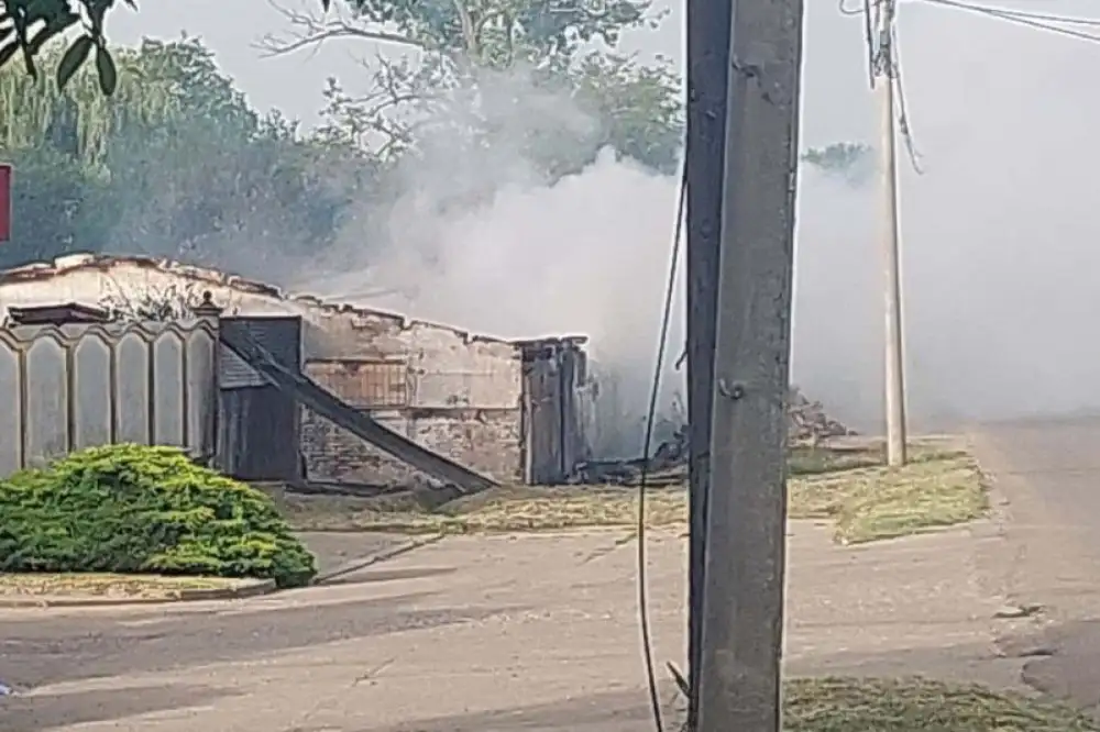 Ugašen veliki požar u Šidu, vatrogasci dežuraju u dvorištu fabrike boja