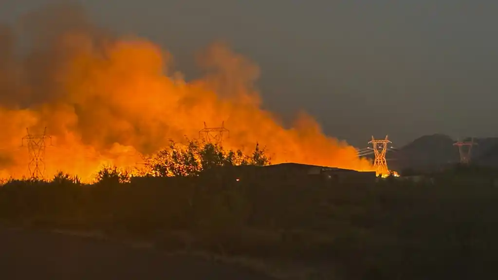 Šumski požari u Arizoni i Kaliforniji ugrožavaju domove i primoravaju na evakuaciju