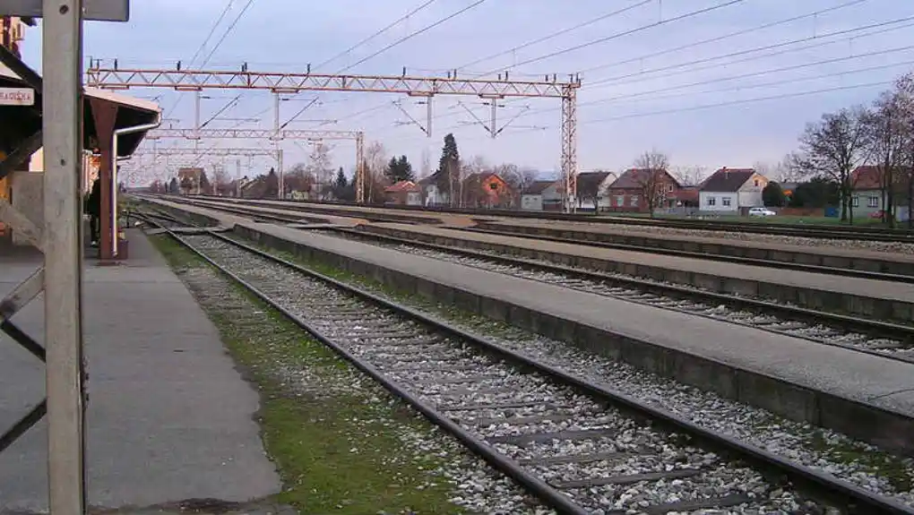 Voz naleteo na putničko vozilo u Čačku, nema povređenih