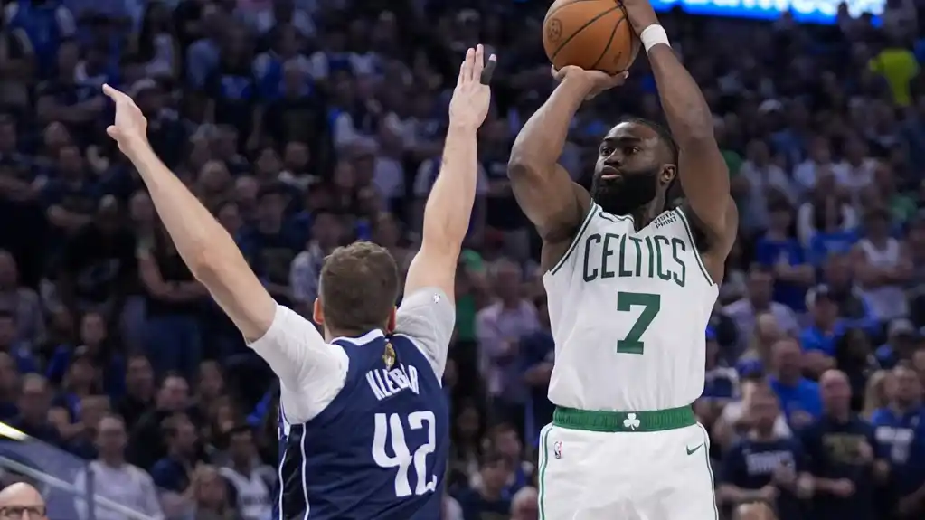 Boston Seltiksi vode sa 3-0 u NBA finalu protiv Dalas Maveriksa