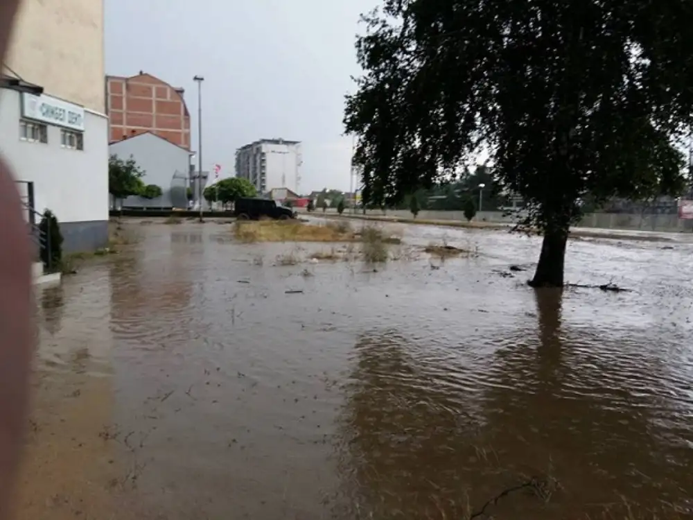 Snažno nevreme pogodilo Tetovo i Skoplje