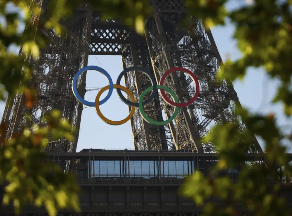 Olimpijski krugovi postavljeni na Ajfelov toranj pred početak Olimpijskih igara