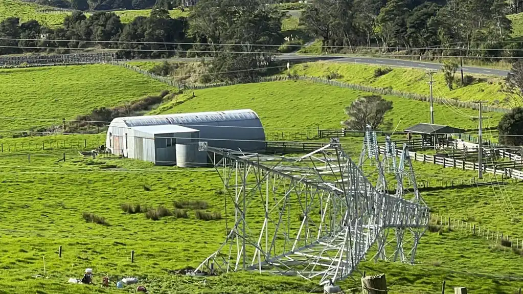 Veći deo krajnjeg severa Novog Zelanda je bez struje nakon što se prevrnuo prenosni toranj