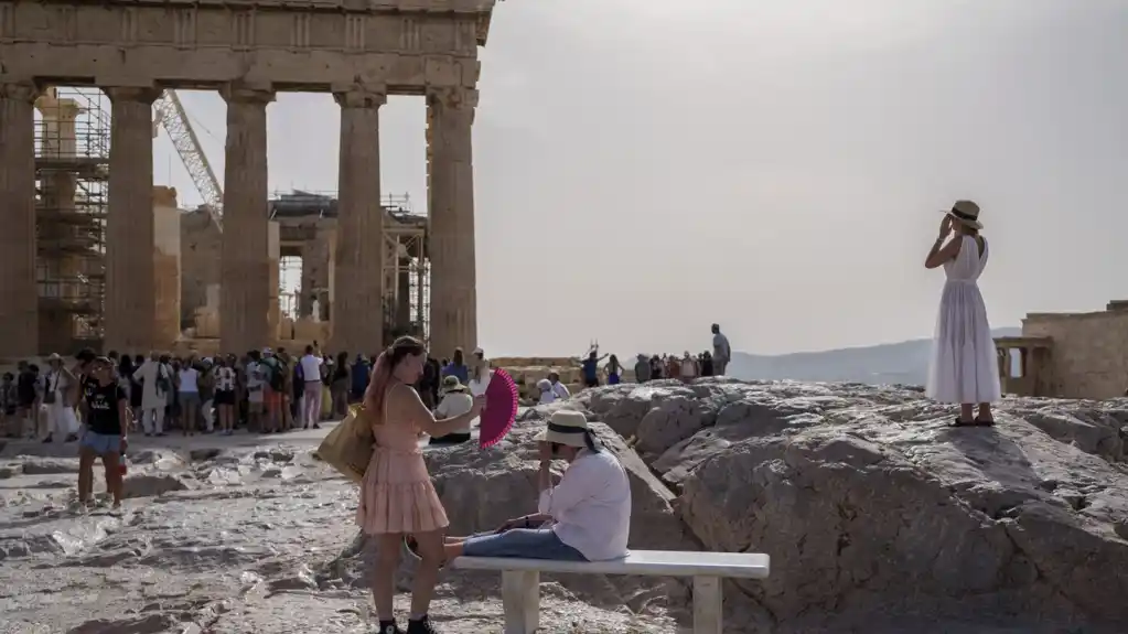 Akropolj ponovo zatvoren, temperature u Grčkoj prelaze 40 stepeni: Stiglo upozorenje na šumske požare