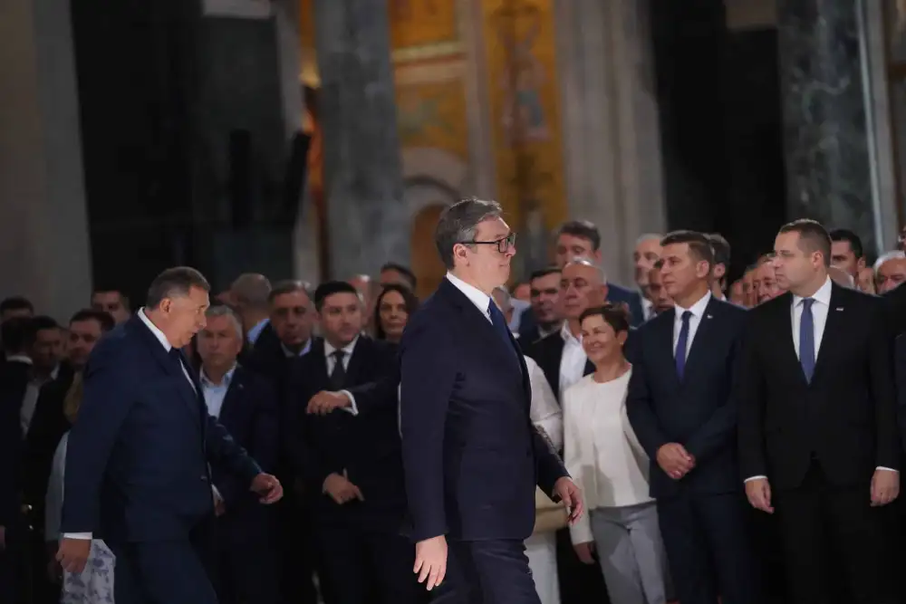 Vučić: Molimo se da sve nesloge ostanu iza nas i da pošaljemo poruku mira i ljubavi