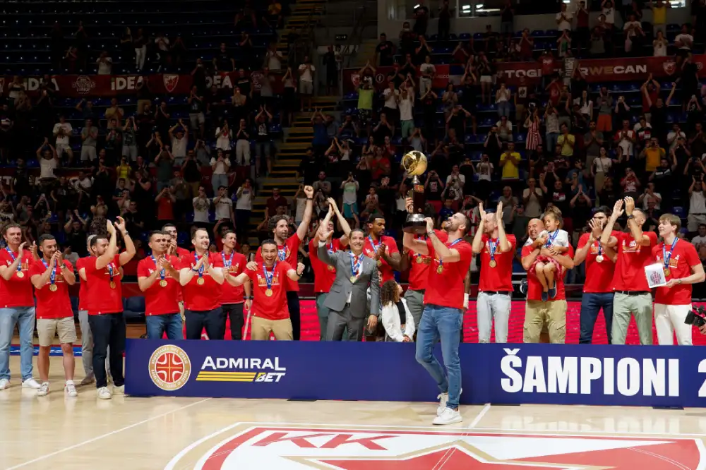 Košarkašima zvezde uručen trofej Super lige Srbije