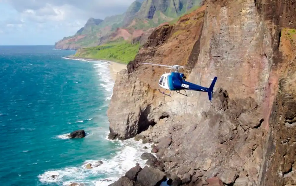 Helikopter sa 3 se osobe srušio u okean kod havajskog ostrva Kauai