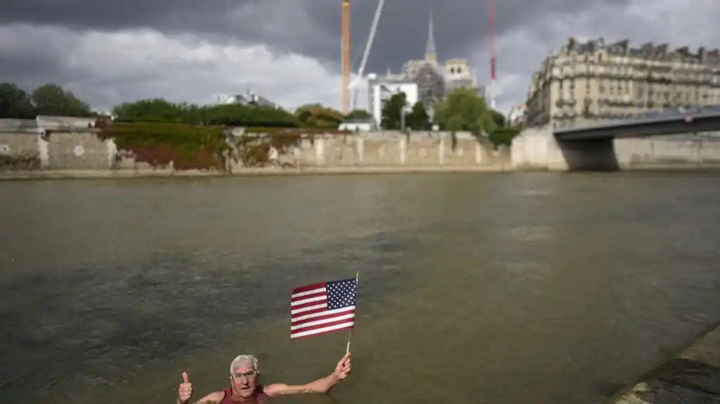 Amerikanac pliva u pariskoj reci Seni pre Olimpijskih igara uprkos zabrinutosti zbog kontaminacije