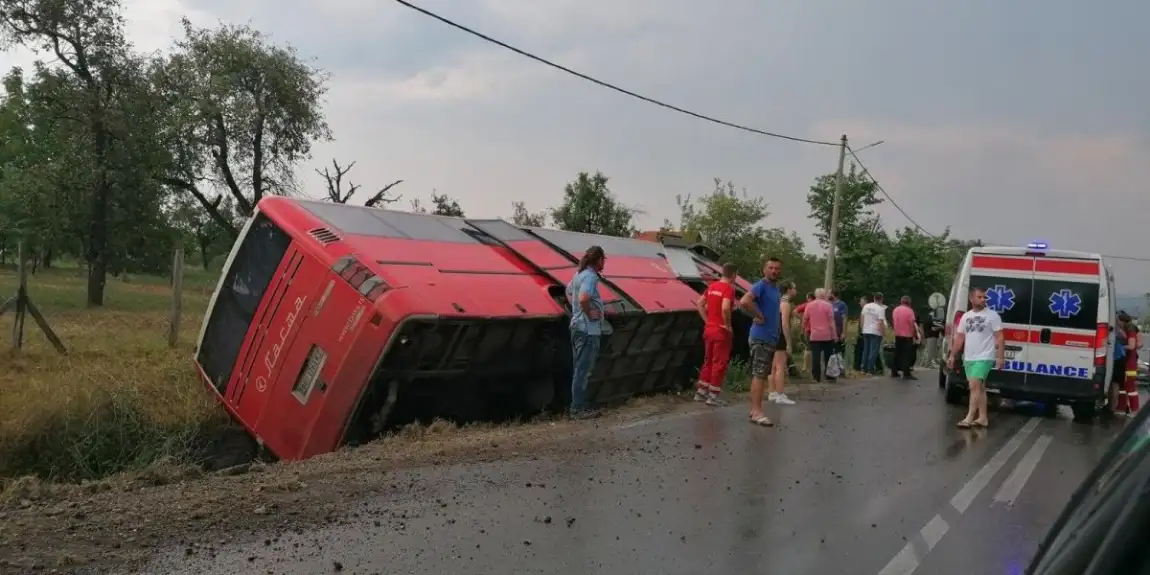 Lastin autobus sleteo s puta kod Aranđelovca, 10 povređenih