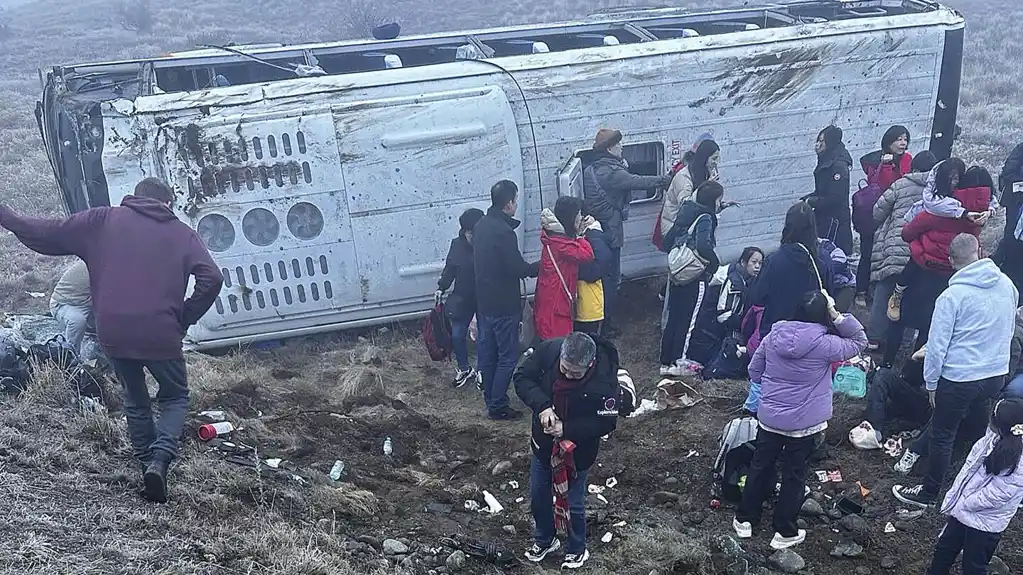 Dva autobusa sa kineskim turistima sletela sa puta na Novom Zelandu, 15 osoba povređeno