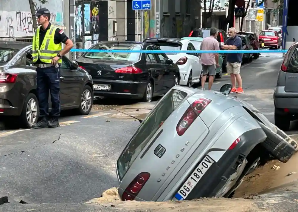 Pukla cev u Kičevskoj ulici na Vračaru: Propao automobil, ceo kraj bez vode