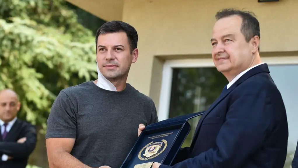 Žandarm Miloš Jevremović pušten iz bolnice, ministar Dačić Dačić uručio mu plaketu za hrabrost