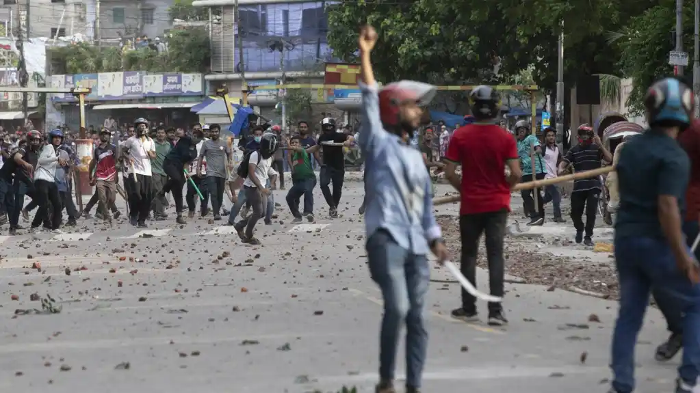 Policija pucala i gađala suzavcem demonstrante, 105 mrtvih na protestu u Bangladešu