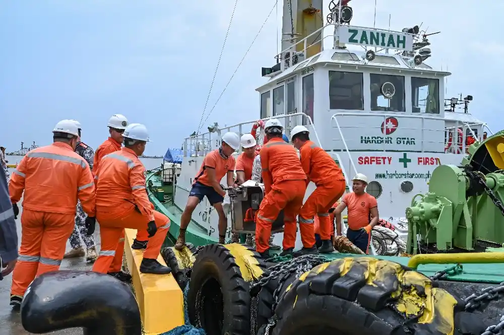 Filipinska obalska straža kaže da nafta curi iz potopljenog tankera