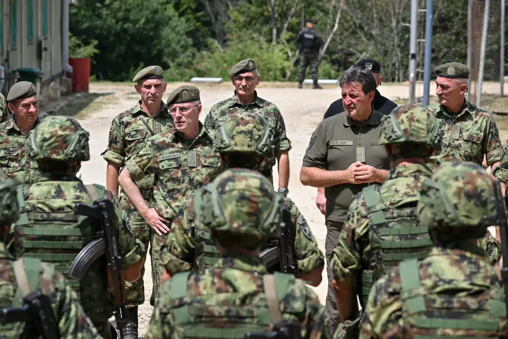 Ministar Gašić i general Mojsilović obišli pripadnike Vojske u Kopnenoj zoni bezbednosti