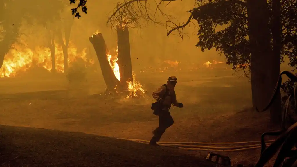 Hiljade ljudi evakuisano zbog širenja požara u severnoj Kaliforniji