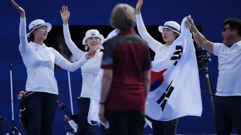 Južna Koreja osvajaju zlatnu medalju u ženskom timskom streljaštvu uz pomoć lupe