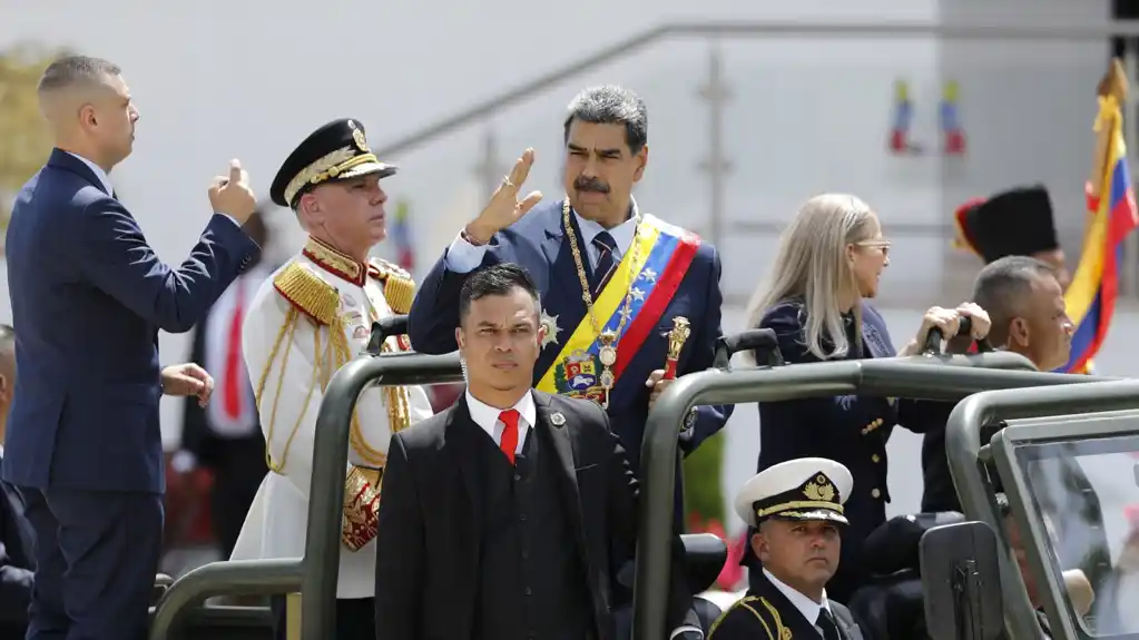 Maduro nastoji da ojača podršku vojske Venecuele uoči glasanja, preteći da zadrži vlast