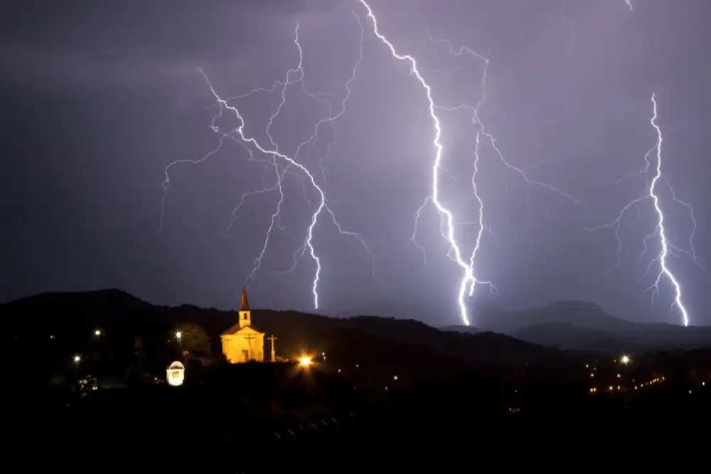 Manastir Vavedenje kod Čačka ostao bez struje posle udara groma, požar u konaku