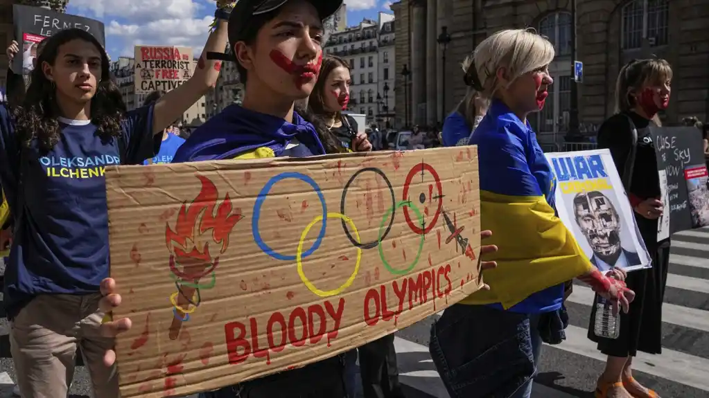 Mirni predolimpijski protesti u Parizu odaju počast poginulim ukrajinskim sportistima