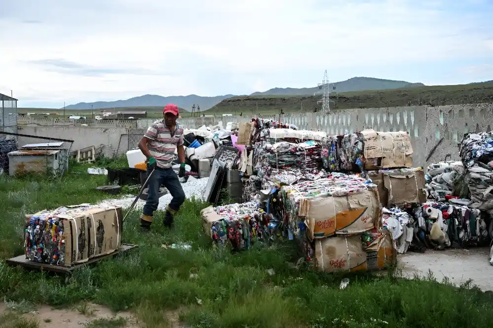 Mongolski stočar se bori protiv plastičnog zagađenja koje pogađa stepu