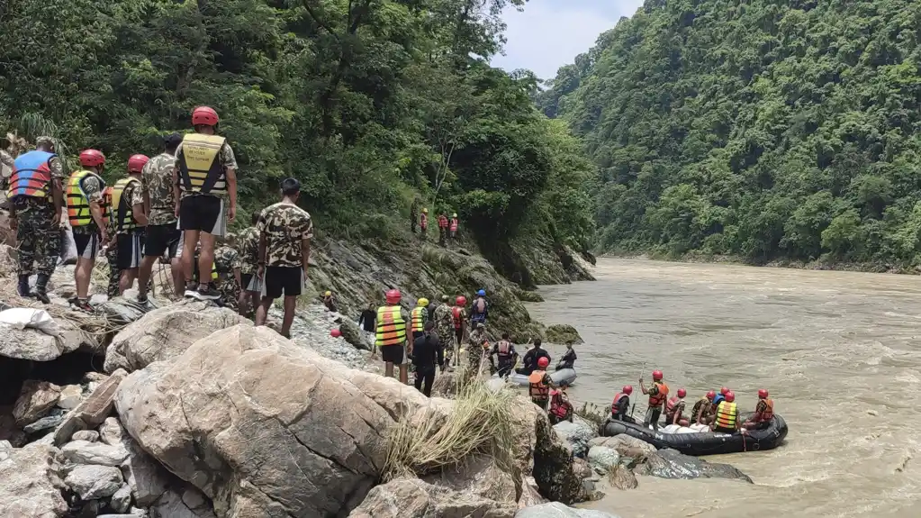 Nepalske vlasti kažu da je u autobusima koji su nestali u reci bilo 65 ljudi