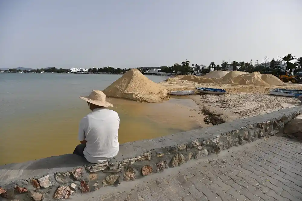 Tunizijski grad Hamamet bori se protiv erozije plaža