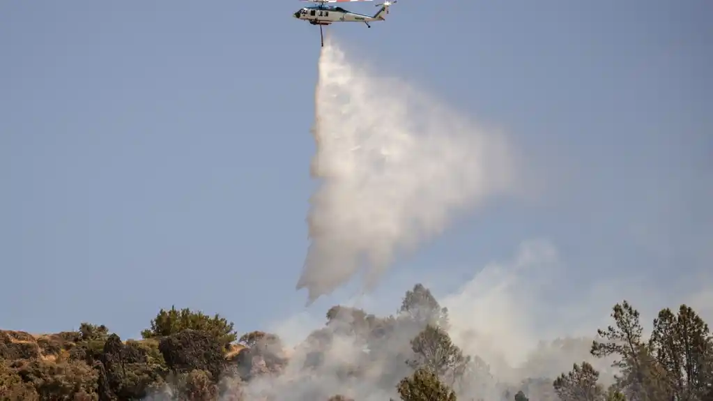 Bukti požar na grčkom ostrvu Hios: Vatru gase avioni i helikopteri, opasnost se širi ka drugoj regiji