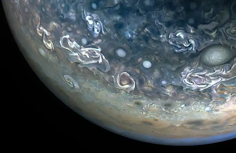 NASA-ina misija Juno snima šarene i haotične oblake Jupitera