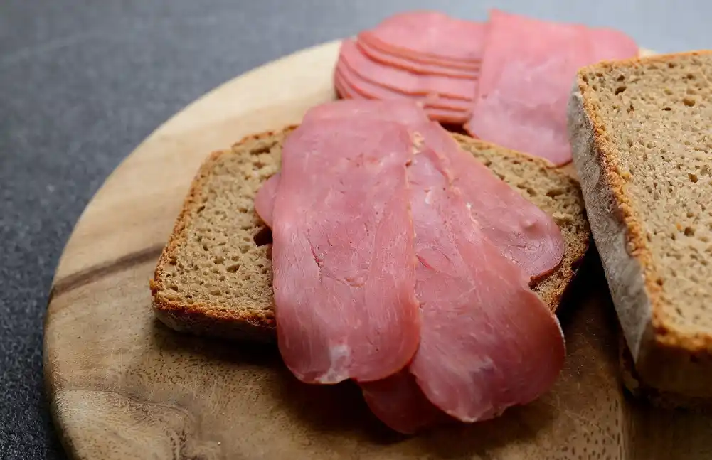 Smanjenje unosa prerađenog mesa moglo bi imati značajne zdravstvene koristi, sugeriše studija