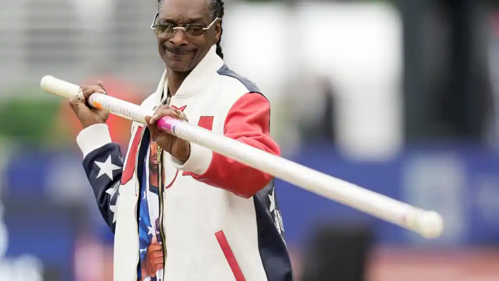 Snoop Dogg nosi olimpijsku baklju u Parizu, inspirisan Muhamedom Alijem