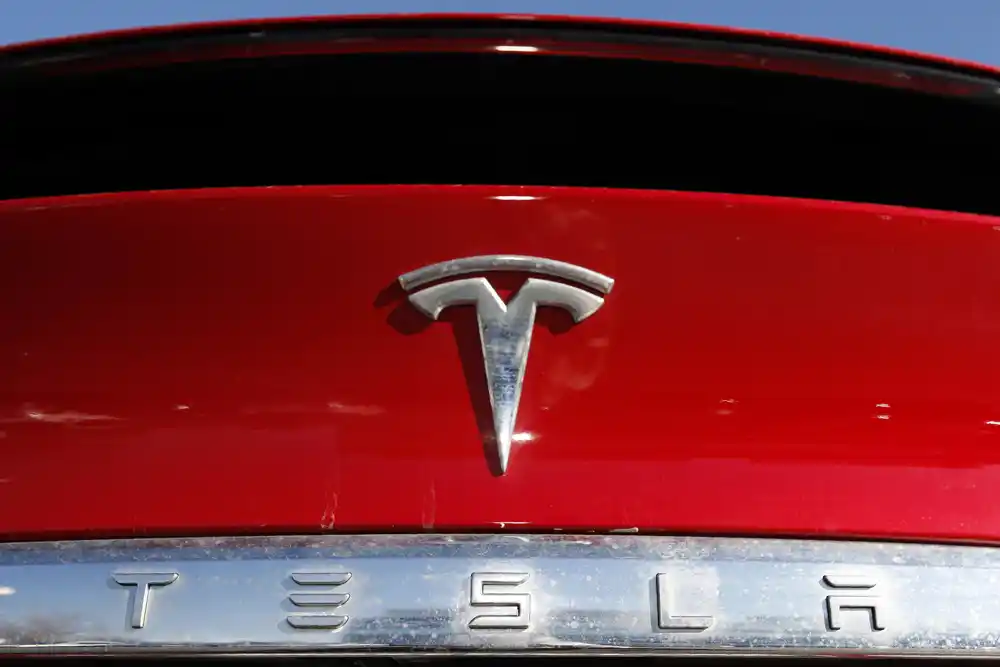 Tesla povlači više od 1,8 miliona vozila zbog problema sa haubom