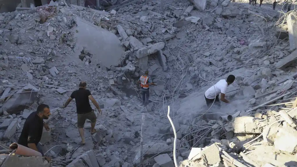 Izraelski vazdušni napad cilja stambenu zgradu blizu bolnice u Pojasu Gaze, ranjeno najmanje sedam osoba