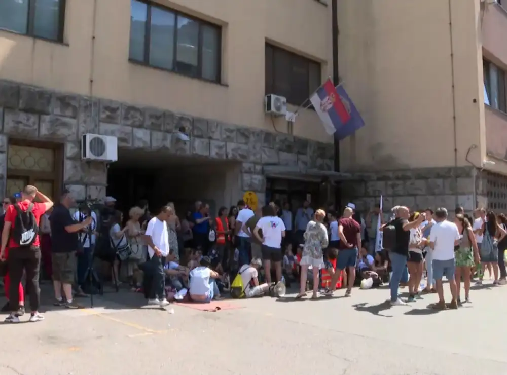 Grupa ljudi ispred PU u Despota Stefana čeka saslušanje privedenih demonstranata