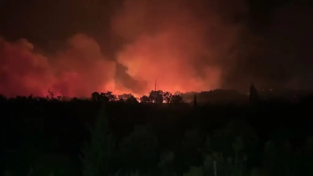 Požar na Paštrovskoj Gori preti crkvi Svetog Stefana Dečanskog, lokalni volonteri u borbi sa vatrom