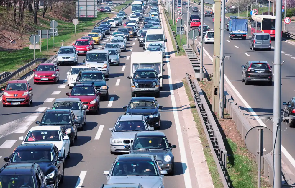 Putevi Srbije savetuju opreznu vožnju zbog visokih temperatura i intenziteta saobraćaja