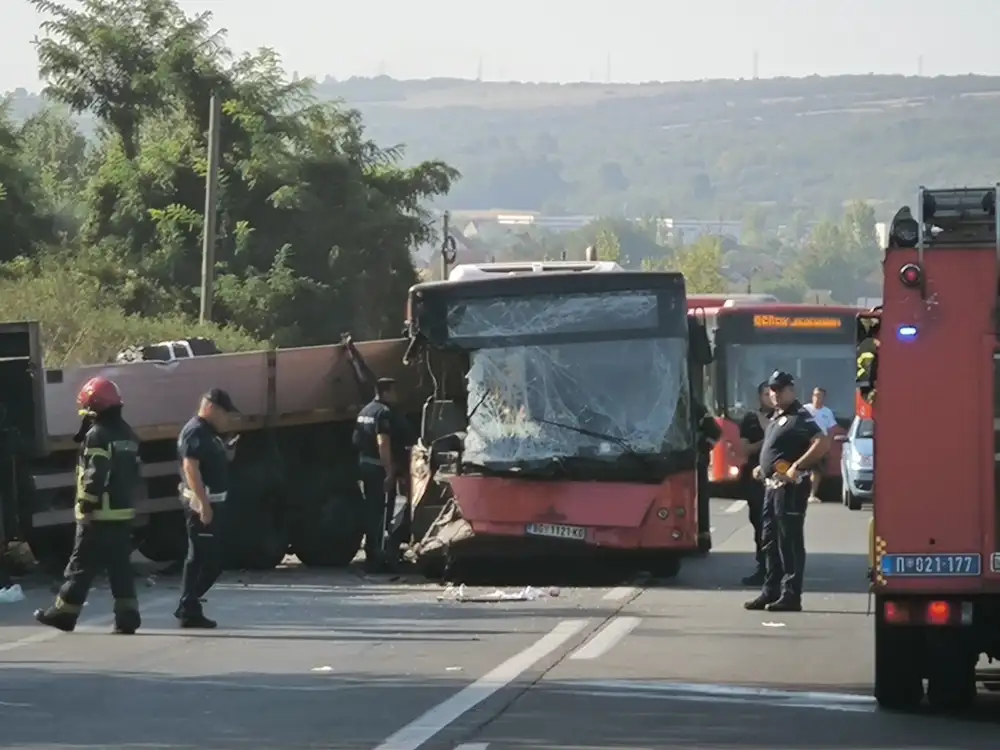 Sudar autobusa i kamiona između Umke i Ostružnice – najmanje jedna osoba poginula, više od 20 povređenih