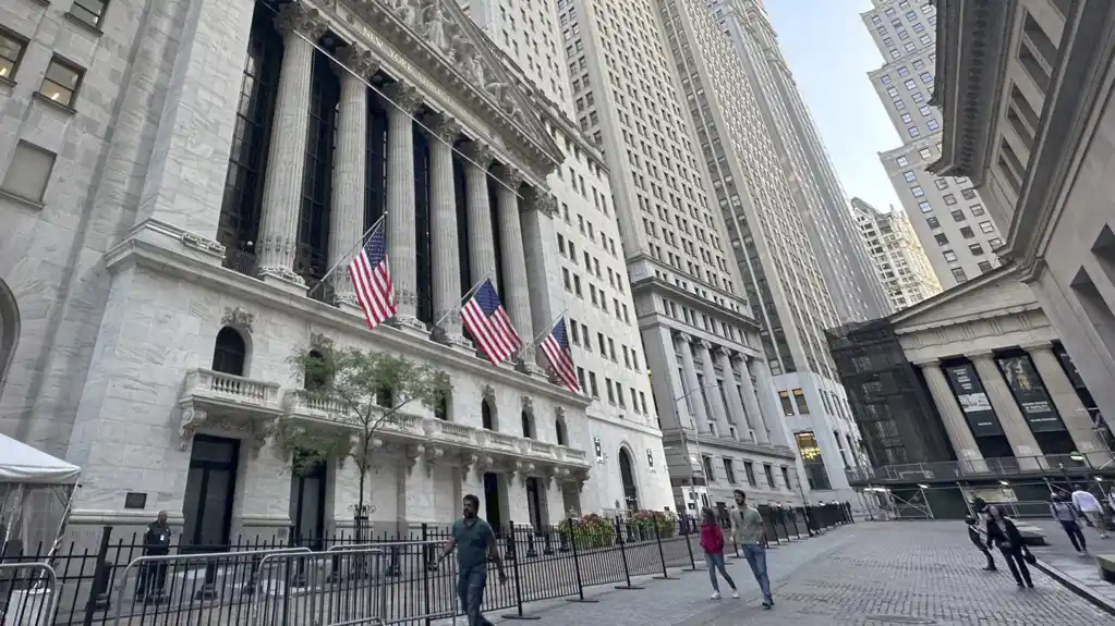 Dow Jones dostigao novi rekord dok S&P 500 i Nasdaq beleže pomešane rezultate