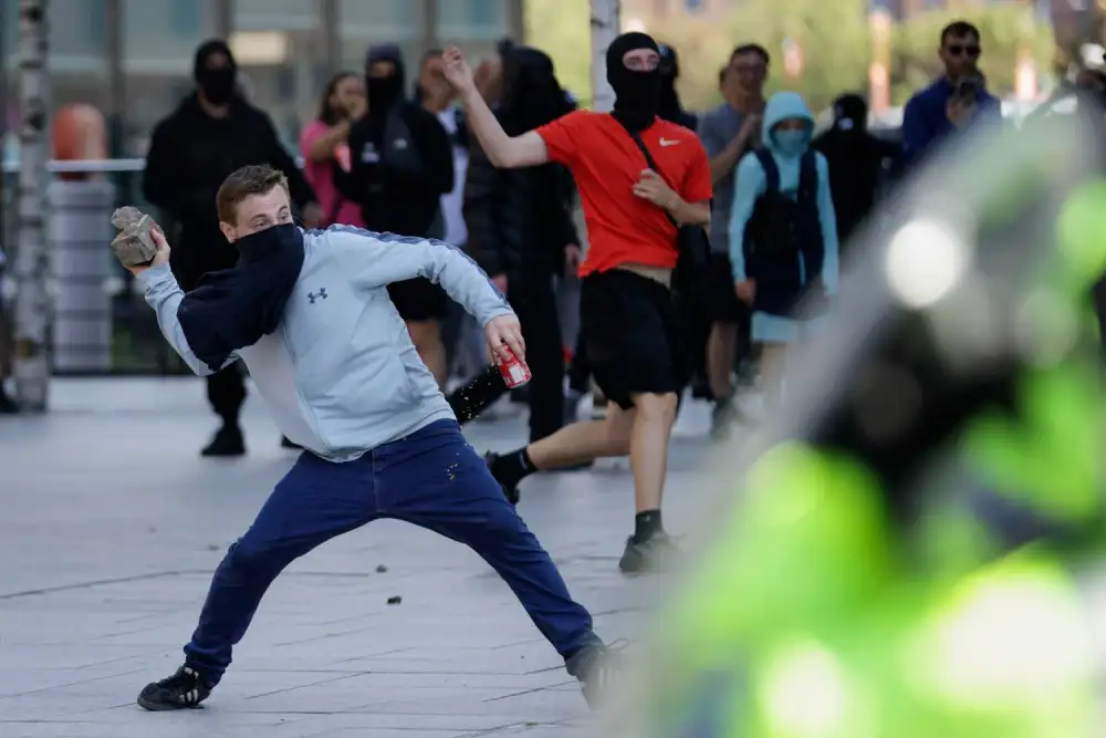 Sukobi policije i demonstranata na protestima u nekoliko gradova Velike Britanije