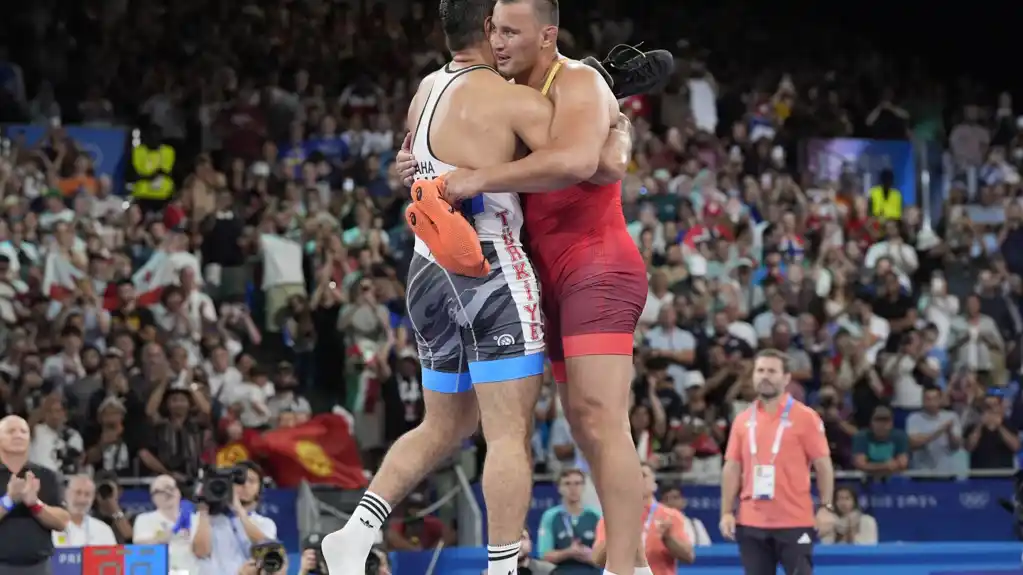 Taha Akgul i Ajal Lazarev se povukli iz rvanja posle borbe za bronzu na Olimpijadi