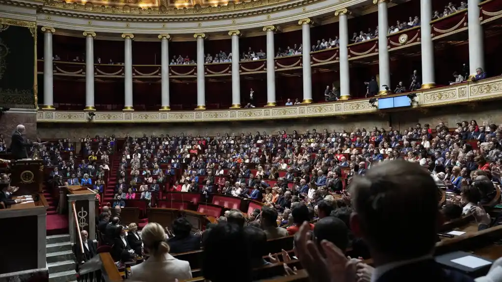 Francuski Makron će razgovarati sa ključnim političkim igračima u pokušaju da formira novu vladu