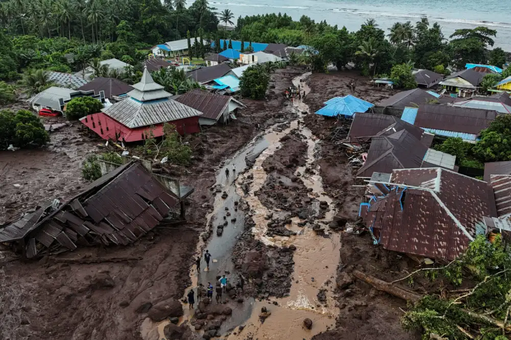 U poplavama u Indoneziji poginulo 11 osoba