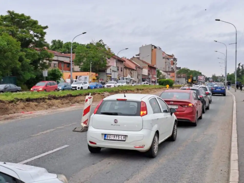 Kilometarske kolone automobila od Bara ka Sutomoru