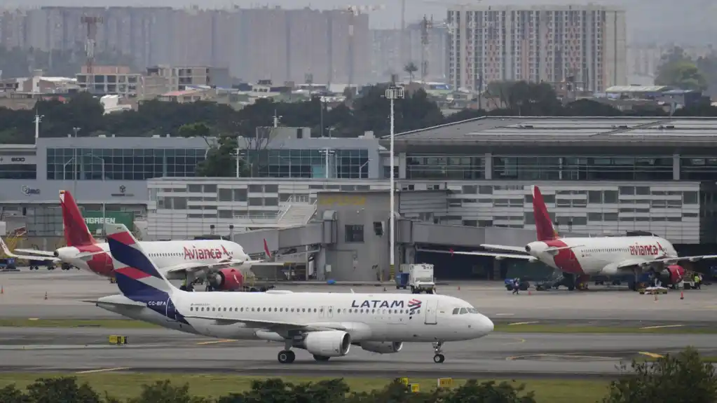 Letovi avio-kompanije u Kolumbiji vraćaju se na uobičajeni raspored pošto je rešen nedostatak goriva za avione