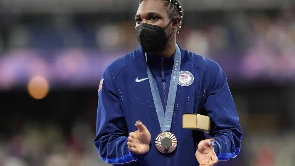 Američki sprinter Noa Lajls nosio masku dok je primao bronzanu medalju nakon pozitivnog testa na COVID-19